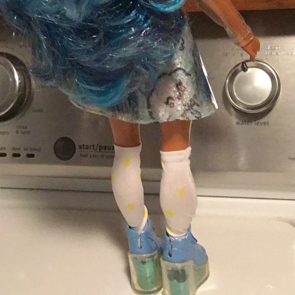 Rainbow High Blue Skye 14